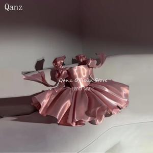 Qanz 핑크 새틴 댄스 파티 드레스 Strapless Bow Satraps 짧은 생일 드레스 여자 섹시한 레이스 위로 платье на выпускной 맞춤형