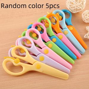 5가지 색상의 안티핀치 안전 가위, 탄력 있는 손잡이 - 부드럽고 내구성이 뛰어난 플라스틱, 어린이와 성인에게 적합, 매우 적합