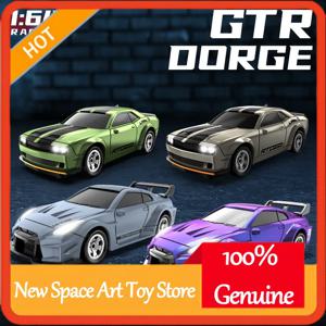 1:64 스케일 원격 제어 자동차 - 어린이와 수집가 선물을 위한 모든 기능을 갖춘 사륜 구동 드리프트 레이싱 데스크탑 모델 장난감