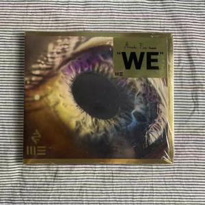 CD Arcade Fire We CD: 14개의 폴라로이드 인서트가 포함된 스페셜 에디션, 나이젤 고드리치 제작, 2022년 5월 6일 출시된 제6스튜디오 앨범