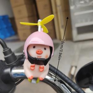귀여운 작은 돼지 장식 전동 스쿠터 돼지 장식 헬멧 착용 자동차 장식품 오토바이 자전거