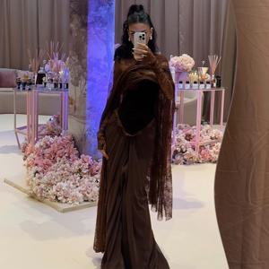 현대 이브닝 드레스 브라운 벨벳 레이스 목도리 Strapless 인어 웨딩 파티 가운 여성을위한 Pleated 트럼펫 공식 파티 가운