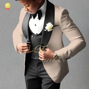 클래식하고 모던하며 편안한 테일러링을 갖춘 남아용 베이지 3피스 슈트, 결혼식, 연회, 생일 및 공연에 이상적