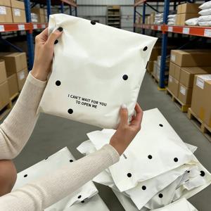 20개 베이지색 폴카 도트 특급 배송 가방, 선물 및 의류 포장 가방, 방수 플라스틱 보관 가방 - 사무실