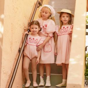 AP 베니스 핑크 컬렉션 SS26 여아 플로럴 자수 플라잉 슬리브 드레스 아기 귀여운 롬퍼 린넨 코튼 의류 세트