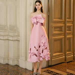 맞춤형 고급 샤르무즈 플라워 플리츠 A라인 스트랩리스 미디 드레스 맞춤형 행사용 우아한 드레스