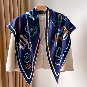 우아한 실크 여성용 숄 클래식 패턴 말굽 버클 삼각 스카프 약 25x22cm 다기능 모직 기하학 패턴