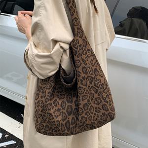 루미카 스웨이드 레오파드 호피 보부상 숄더백