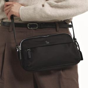 [헤지스][아이코닉] 블랙 나일론 로고 크로스백 도난방지 S