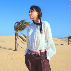 26SS 블루밍 아플리케 자수 블라우스