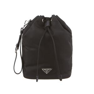 1NS369 R067 F0002 리나일론 트라이앵글 로고 버킷 파우치백