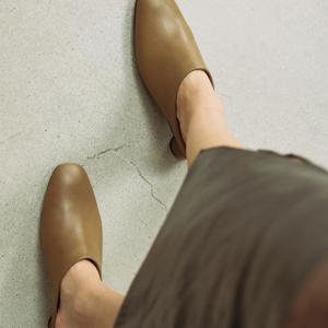 [정상가 146,000원] 3Colors_카우레더 슬림토우 레더 클로그 l KM411