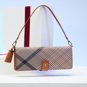 [선물포장]브라운 체크패턴 타슬 포인트 다기종 핸드폰 케이스 DCHO5F328J