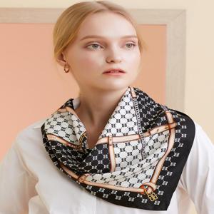 [선물포장/쇼핑백동봉]블랙 DD 체인패턴 실크 사각스카프 DCSC2E021J