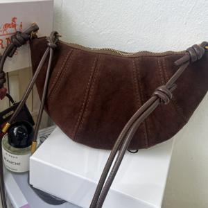 [브리치]  / 코로이 스웨이드 반달 숄더백