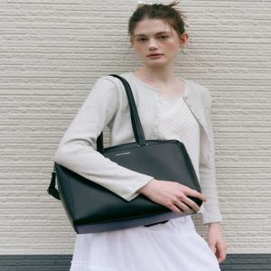 질 바이 질스튜어트 JLBA4F150BK [에이버리] 블랙 로고 가죽 숄더백