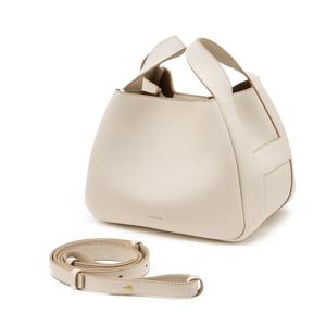 [인기신상] HIBA6E331IV_여성 아이보리 로고프린트 소가죽 토트백