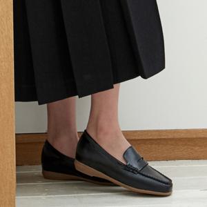 [정상가 165,000원] 여성 소가죽 에나멜 컴포트 로퍼 - 3FS4041/4042