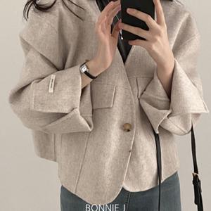 [브리치] 보니제이 / 절개 라인 노카라 롤업소매 가오리핏 하프 크롭 코트