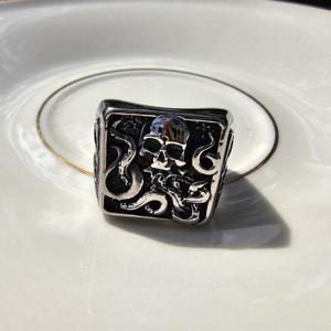 [노블른] 써지컬 스틸 사각 해골 문양 반지