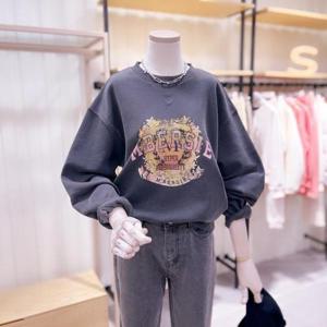 [시에로]  SK1TSF32M_엠블럼 로고 프린트 세미 크롭 맨투맨