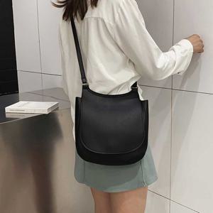 신학기 봄코디 여자 학생 수납 가방 라운드 크로스백