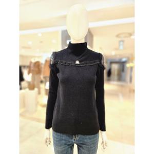 [르니앤맥코이(여성)]어깨 시스루 프릴 폴라 니트 MN02KM400FJY