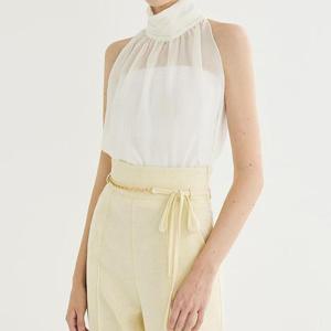 실크 여자 홀터넥 셔링 민소매 나시 블라우스 코디 룩