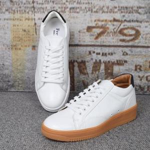 남성 키높이 깔끔한 스니커즈