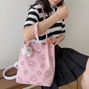 여자 봄 데이트 룩 나들이 가방 키링 숄더 백 코디