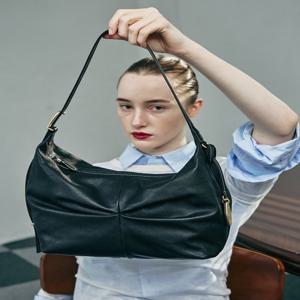 [질스튜어트핸드백]블랙 소프트 고트레더 셔링 숄더백 M JABA5E218 BK