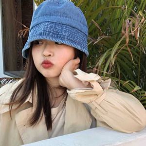 여자 데님 패션 아이템 공원 산책 여름 코디 청모자