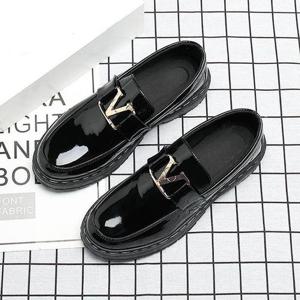 골드 V로고 애나멜 남자 로퍼 직장인 고급 정장구두