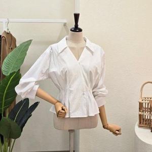 [포커스]FS5A3BL30891_브이넥 사선 핀턱 블라우스