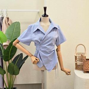 [포커스]FM5F9BL5220_랩 버튼 오픈 카라넥 블라우스