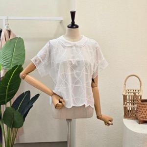 [포커스]FM5F3BL32894_밑단 웨이브 레이스 카라 블라우스