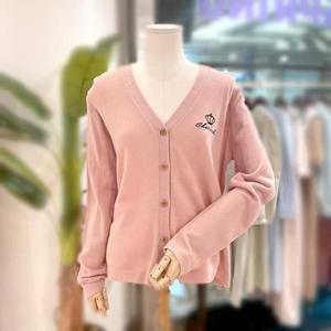 [파르베]  F23A46352_왕관 레터링 자수 가디건