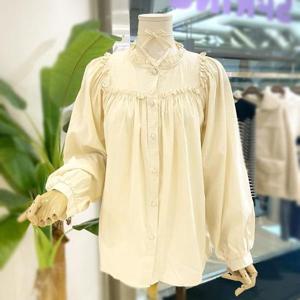 [파르베]  F23A40564_콩단추 프릴 블라우스