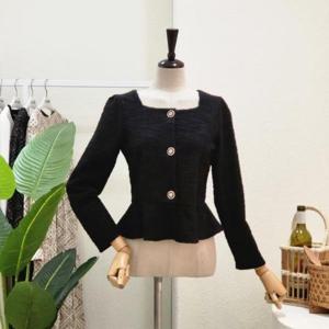 [포커스]  FS3A9BL5301_스퀘어넥 금장 포인트 블라우스