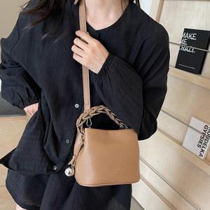 [잇백잇슈] 꼬임핸들크로스백 토트백 패션 인조가죽