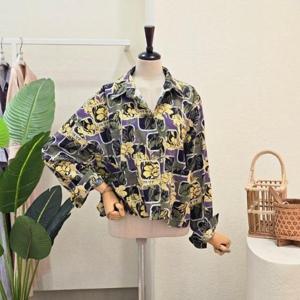 [포커스]FF5H3BL30391_포토 플라워 카라넥 블라우스