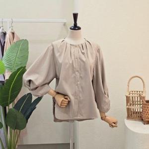 [포커스]FF5H9BL5244_핀턱 7부 라운드 블라우스