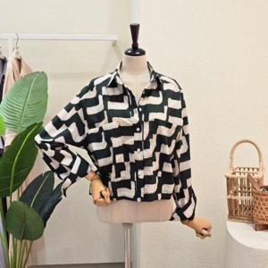 [포커스]FF5I3BL30597_격자 포인트 카라넥 블라우스