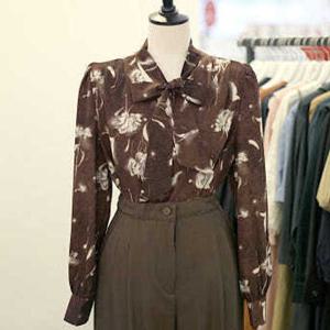 [메종블랑쉬]플라워 패턴 리본넥 블라우스 ARAM253JBL953