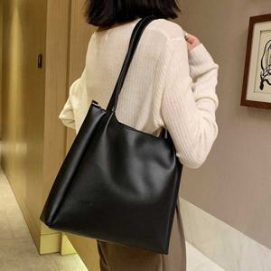 데이트패션코디 여자 직장인 출 퇴근 룩 데일리 검정 숄더 백 가방