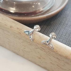 [이쁜] 돌고래꼬리 실버 귀걸이