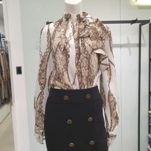 아니베에프 세이브존01 리본 체인프린트블라우스 A39WBL510