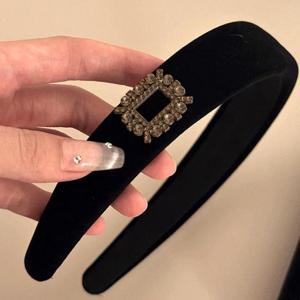 카니발 큐빅 벨벳 머리띠 헤어밴드
