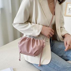 [프롬슈] 여성 내추럴 주름 반달 숄더백 크로스백