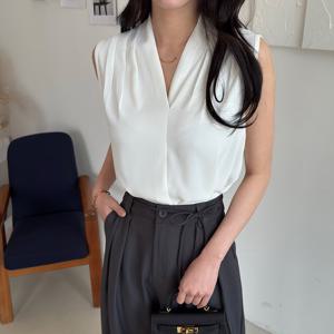 [모리스커밍홈] 브이 셔링 슬리브리스 블라우스_M2505BL613B